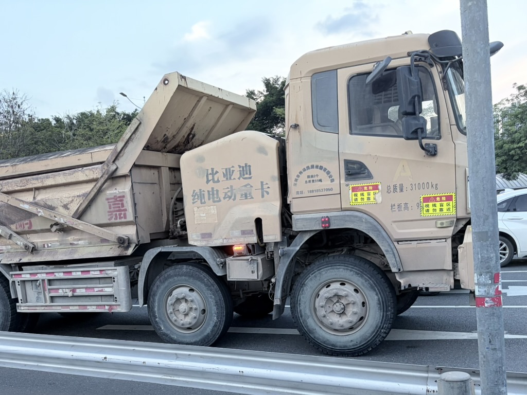 一辆!飞!驰!的泥头车